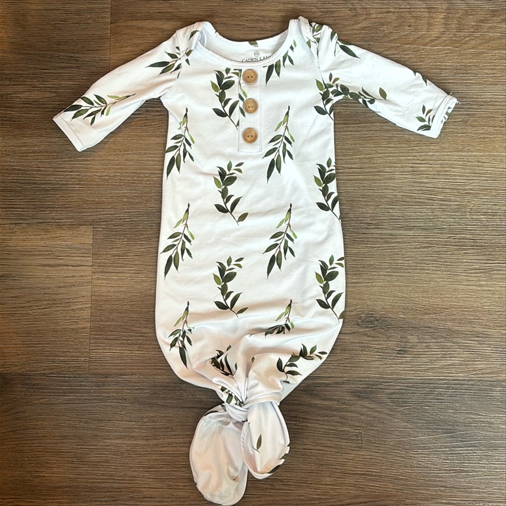 Caden Lane Knotted Baby Gown Floral Leaves Stretch 0-3